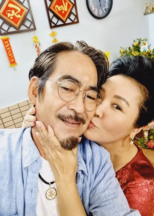 Chồng của Ngân Quỳnh cảm ơn vợ đã cáng đáng mọi thứ trong nhà. “Nguyện rằng kiếp sau có yêu nhau, nên duyên vợ chồng anh vẫn nguyện sẽ vun đắp hàng ngàn lần, anh cảm ơn em nhiều lắm”, anh nhắn nhủ vợ.