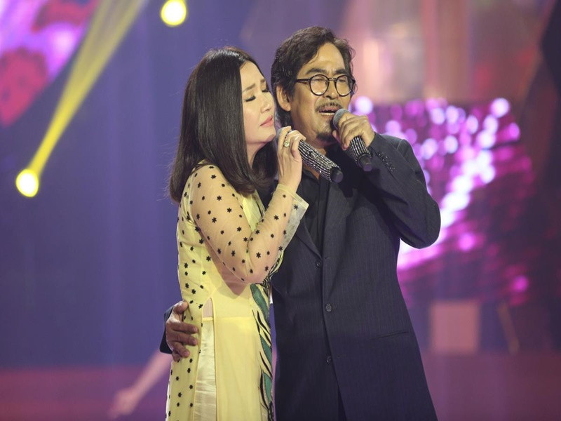 Nói về sự hy sinh của người bạn đời, nữ nghệ sĩ tâm sự: “Tôi thương anh, thương những hành động thầm lặng anh dành cho tôi. Dù chạnh lòng nhưng anh vẫn chấp nhận lùi về phía hậu trường ủng hộ, đồng hành cùng tôi”.