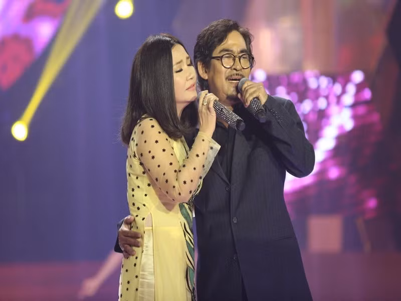 Nói về sự hy sinh của người bạn đời, nữ nghệ sĩ tâm sự: “Tôi thương anh, thương những hành động thầm lặng anh dành cho tôi. Dù chạnh lòng nhưng anh vẫn chấp nhận lùi về phía hậu trường ủng hộ, đồng hành cùng tôi”.