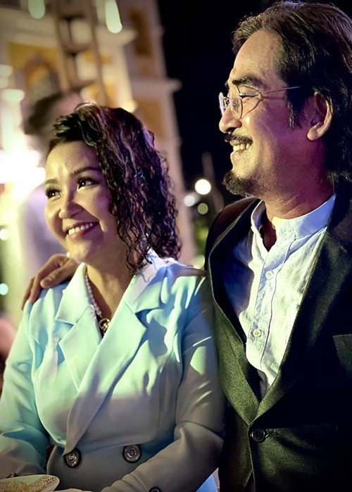 Trong một chương trình, nghệ sĩ Nguyễn Chung khen Ngân Quỳnh là một người vợ hoàn hảo, hy sinh rất nhiều cho anh.