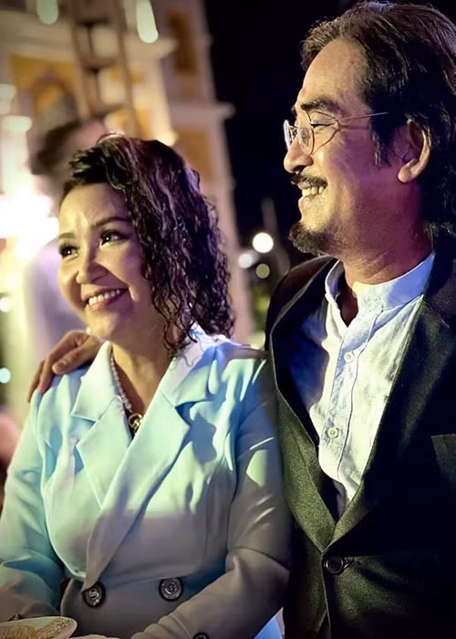 Trong một chương trình, nghệ sĩ Nguyễn Chung khen Ngân Quỳnh là một người vợ hoàn hảo, hy sinh rất nhiều cho anh.