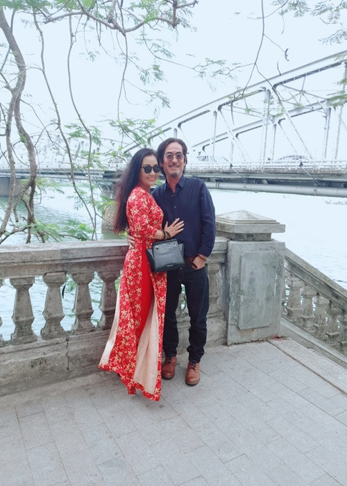 Sau hơn 30 năm bên nhau, vợ chồng Ngân Quỳnh vẫn tình tứ như ngày mới yêu.