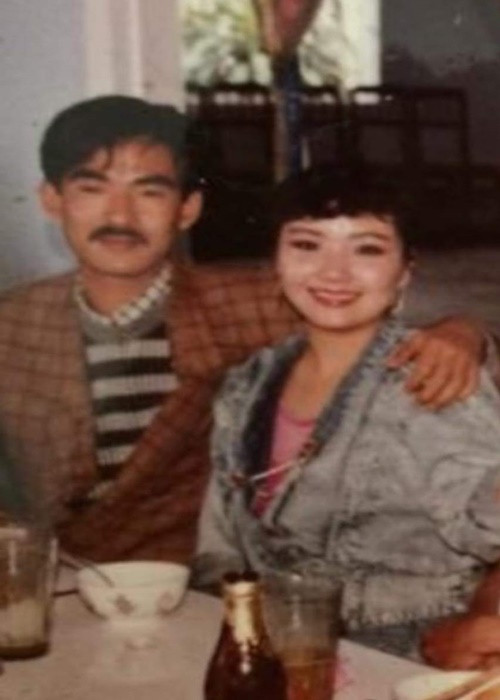 Nghệ sĩ Ngân Quỳnh gặp ông xã Nguyễn Chung vào năm 1987 khi ra Huế tham gia đoàn cải lương. Vì bị mẹ phản đối, Ngân Quỳnh chia tay người yêu ra Quảng Ngãi theo đoàn ca hát. Sau đó, nghệ sĩ Nguyễn Chung vào Quảng Ngãi tìm Ngân Quỳnh. Cả hai sau đó trốn ra Huế.