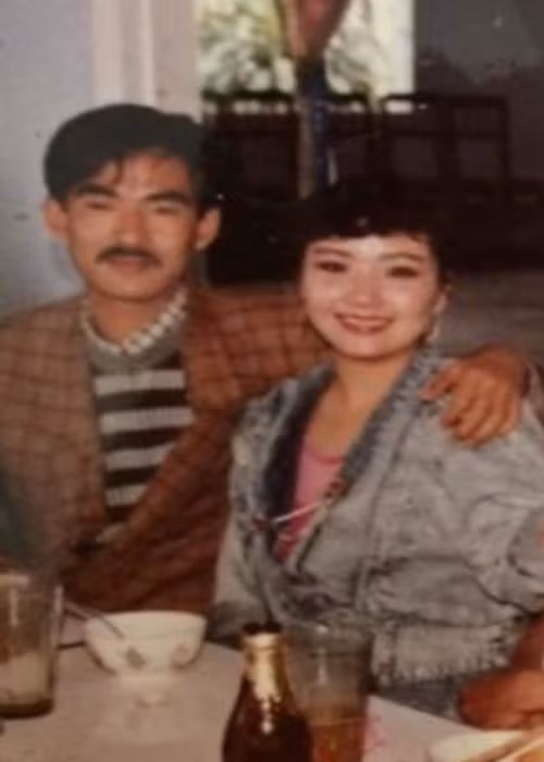 Nghệ sĩ Ngân Quỳnh gặp ông xã Nguyễn Chung vào năm 1987 khi ra Huế tham gia đoàn cải lương. Vì bị mẹ phản đối, Ngân Quỳnh chia tay người yêu ra Quảng Ngãi theo đoàn ca hát. Sau đó, nghệ sĩ Nguyễn Chung vào Quảng Ngãi tìm Ngân Quỳnh. Cả hai sau đó trốn ra Huế.