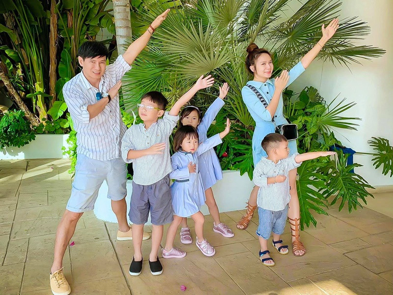 Minh Hà ưu tiên chọn màu sắc các con yêu thích khi mặc đồ gia đình.