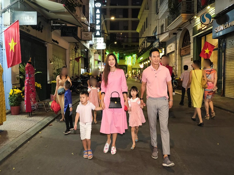 Giàu có nhưng vợ chồng nam đạo diễn vẫn cho các con mặc đồ bình dân.