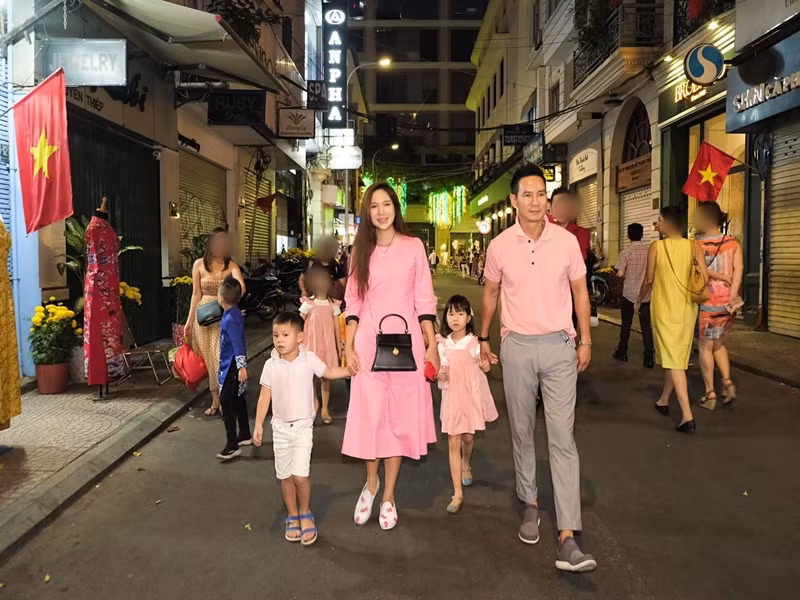 Giàu có nhưng vợ chồng nam đạo diễn vẫn cho các con mặc đồ bình dân.