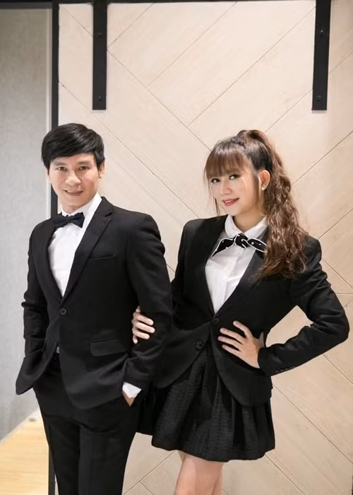 Vợ chồng nam đạo diễn cùng diện trang phục tông đen.