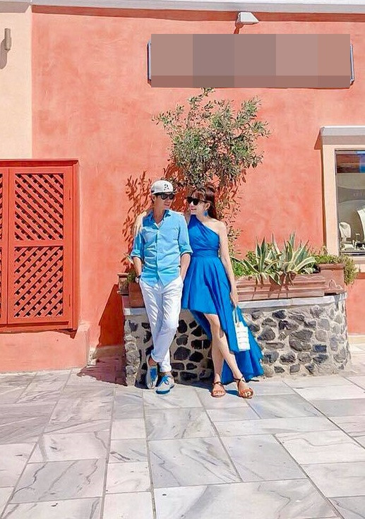 Mỗi khi đi du lịch hay trong các sự kiện quan trọng, ông bố U60 và bà mẹ 4 con lại diện đồ đôi.