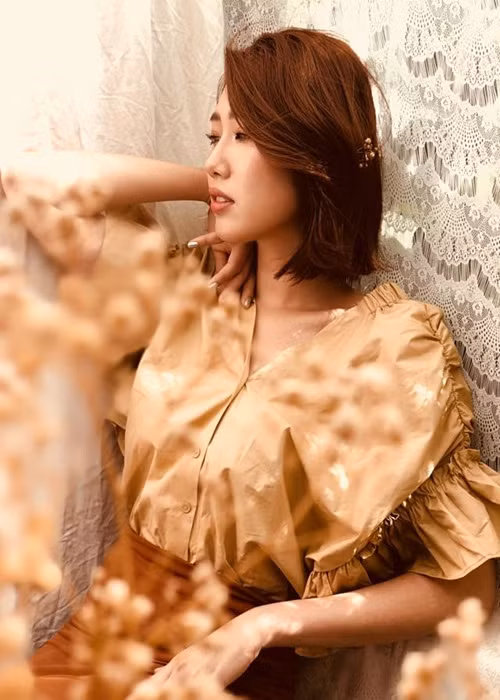 Cũng trong chương trình Chị em chúng mình, Thúy Ngân kể lại câu chuyện bị người yêu cũ phản bội. Khi phát hiện ra sự thật, nữ diễn viên thấy đau đớn mà không làm được điều gì cả. "Lúc đọc được tin nhắn người yêu của mình nhắn cho người khác, tôi đứng như trời chồng. Mùi mẫn hơn cả nhắn tin cho tôi. Tôi đã chết lặng", Thúy Ngân chia sẻ. Ảnh: FB Thúy Ngân