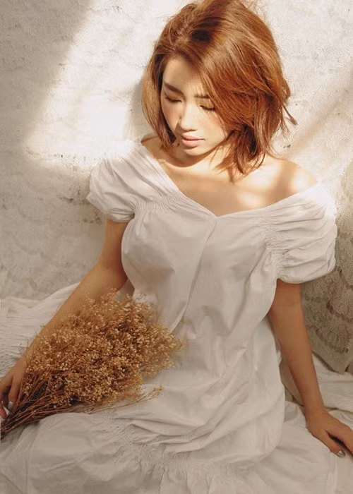 Năm 2020, trong chương trình Chị em chúng mình, Thúy Ngân kể chuyện bị bạn trai cũ đập vỡ 4 chiếc điện thoại, chở tới nghĩa trang và hỏi muốn sống hay chết vì ghen tuông mù quáng việc Thúy Ngân liên lạc với bạn bè. Ảnh: FB Thúy Ngân