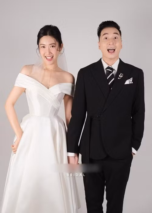 Loạt ảnh trong trang phục cô dâu chú rể của Thúy Ngân - Karik mới đây gây tò mò. Người cho rằng đây chỉ là bộ ảnh quảng bá cho studio cưới, người thì cho rằng cả hai rất đẹp đôi. Hiện tại, phía Thúy Ngân - Karik chưa lên tiếng về loạt ảnh gây xôn xao. Ảnh: Vietnamnet