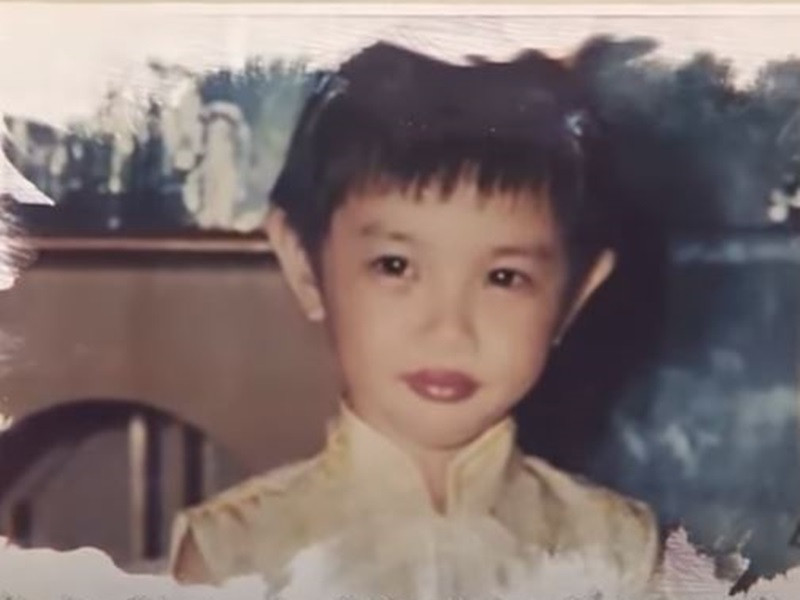 Thùy Tiên có tuổi thơ không mấy êm đềm. Trong cuộc phỏng vấn với Zing, người đẹp chia sẻ, bố mẹ cô ly hôn từ năm cô mới 4 tuổi. "Những ngày đó rất khó khăn. Ngày đầu tiên mẹ tôi đi khỏi nhà, tôi khóc đến nỗi mắt sưng như 2 quả bóng nước. Tôi kể với mẹ là buổi tối, con ngồi ở cầu thang chờ mẹ về nhưng bà dì không cho con chờ, bà đánh con. Khoảng thời gian đầu sau khi mẹ đi, tôi khóc rất nhiều. Bố tôi cũng lấy vợ khác và ở ngay cạnh, còn tôi ở với bà dì, là em của bà nội. Sau này, khi tôi lên cấp 1 và cấp 2, tôi ít khi khóc trước mặt người khác. Nhưng buổi đêm, khi nằm kế bên bà dì, tôi vẫn ôm gối khóc một mình. Tôi rất nhớ mẹ, hay viết thư gửi mẹ và hỏi thăm em mình. Lên cấp 3, tôi cũng bớt nhạy cảm hơn và không còn thể hiện cảm xúc nhiều nữa, có thể nói là hơi chai sạn", Thùy Tiên kể. Ảnh: chụp màn hình