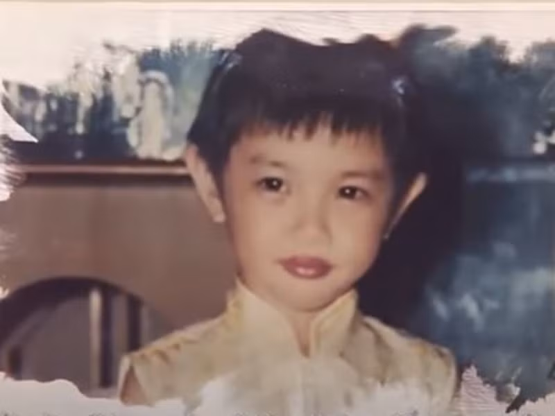 Thùy Tiên có tuổi thơ không mấy êm đềm. Trong cuộc phỏng vấn với Zing, người đẹp chia sẻ, bố mẹ cô ly hôn từ năm cô mới 4 tuổi. "Những ngày đó rất khó khăn. Ngày đầu tiên mẹ tôi đi khỏi nhà, tôi khóc đến nỗi mắt sưng như 2 quả bóng nước. Tôi kể với mẹ là buổi tối, con ngồi ở cầu thang chờ mẹ về nhưng bà dì không cho con chờ, bà đánh con. Khoảng thời gian đầu sau khi mẹ đi, tôi khóc rất nhiều. Bố tôi cũng lấy vợ khác và ở ngay cạnh, còn tôi ở với bà dì, là em của bà nội. Sau này, khi tôi lên cấp 1 và cấp 2, tôi ít khi khóc trước mặt người khác. Nhưng buổi đêm, khi nằm kế bên bà dì, tôi vẫn ôm gối khóc một mình. Tôi rất nhớ mẹ, hay viết thư gửi mẹ và hỏi thăm em mình. Lên cấp 3, tôi cũng bớt nhạy cảm hơn và không còn thể hiện cảm xúc nhiều nữa, có thể nói là hơi chai sạn", Thùy Tiên kể. Ảnh: chụp màn hình