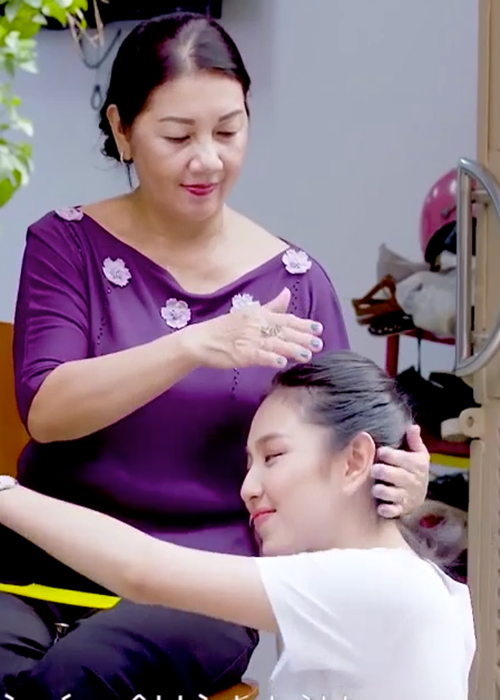 Thùy Tiên cho hay, bà dì nuôi cô mà không hề có trợ cấp thường xuyên từ ba mẹ của Thùy Tiên, chỉ lâu lâu ba mẹ của Thùy Tiên tới chơi, cho tiền, mua cho ít đồ. Đến năm 18 tuổi, Thùy Tiên ra ở riêng. Đối với Thùy Tiên, việc bà dì cưu mang suốt nhiều năm là cái ơn quá lớn. Ảnh: Dân Trí