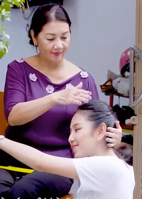 Thùy Tiên cho hay, bà dì nuôi cô mà không hề có trợ cấp thường xuyên từ ba mẹ của Thùy Tiên, chỉ lâu lâu ba mẹ của Thùy Tiên tới chơi, cho tiền, mua cho ít đồ. Đến năm 18 tuổi, Thùy Tiên ra ở riêng. Đối với Thùy Tiên, việc bà dì cưu mang suốt nhiều năm là cái ơn quá lớn. Ảnh: Dân Trí