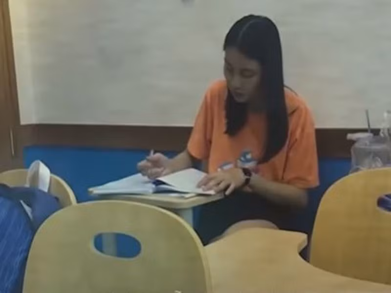 Thùy Tiên làm nhiều công việc khác nhau để chi trả học phí như lễ tân khách sạn, người mẫu ảnh, trợ giảng trung tâm Anh ngữ. Cô chia sẻ, cô làm nghề trang điểm, chụp hình, kiếm 60.000 đồng mỗi buổi. Ảnh: Chụp màn hình