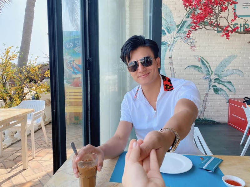 Hiếu Nguyễn khá kín tiếng. Hồi tháng 2/2021, nam diễn viên từng úp mở có người yêu.