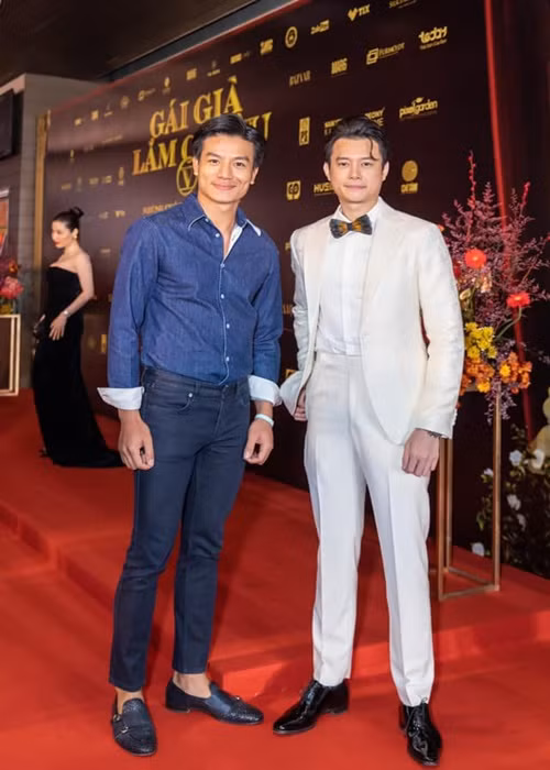 Đôi bạn thân điển trai, nam tính không kém cạnh nhau.