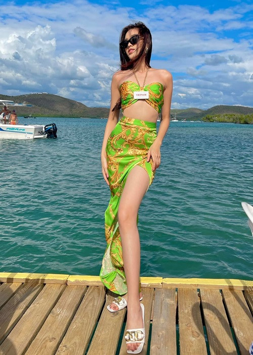 Gần đây, người đẹp gốc Thanh Hóa thường chọn đi dép thấp bởi cô bị ong đốt vào lòng bàn chân khi ghi hình trên bờ biển.