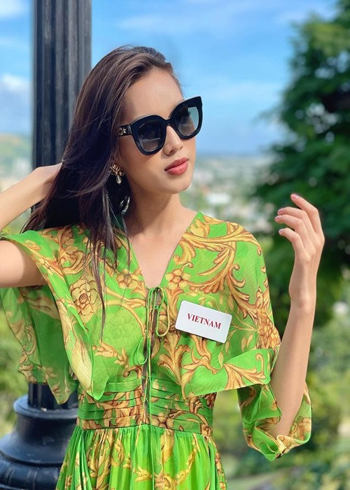 Váy áo thướt tha giúp Đỗ Thị Hà khoe vẻ đẹp dịu dàng, thanh thuần.