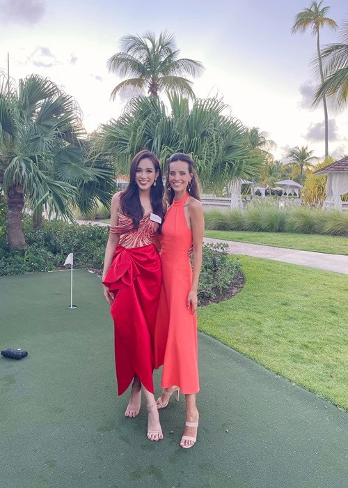 Đại diện Việt Nam ưu tiên các tông màu nổi bật như hồng, xanh lá, đỏ, vàng.