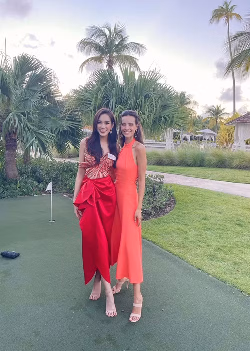 Đại diện Việt Nam ưu tiên các tông màu nổi bật như hồng, xanh lá, đỏ, vàng.