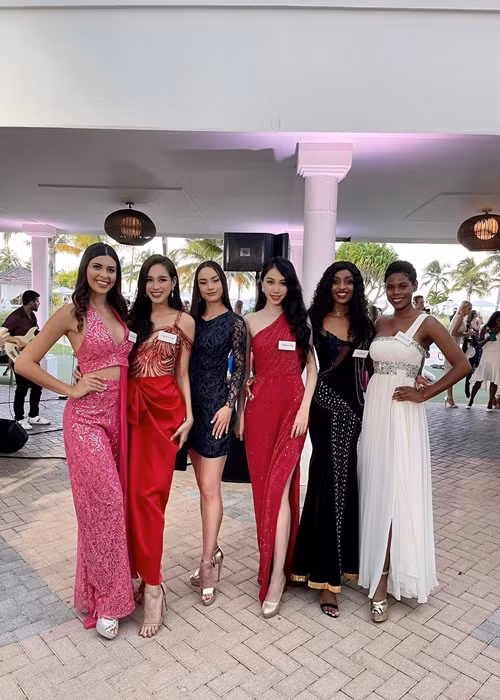 Đến nay, Hoa hậu Đỗ Thị Hà vẫn chọn váy áo mang phong cách nhẹ nhàng.