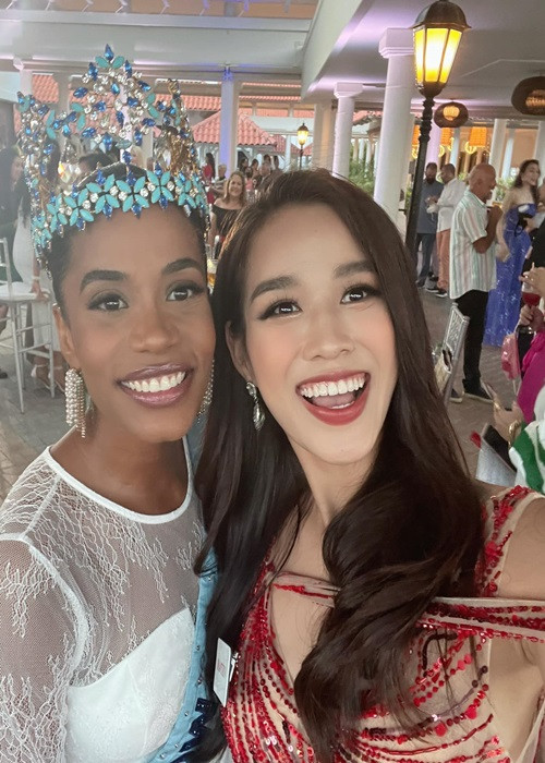 Đại diện Việt Nam Đỗ Thị Hà tự tin đọ sắc đương kim Hoa hậu Thế giới Toni-Ann Singh.