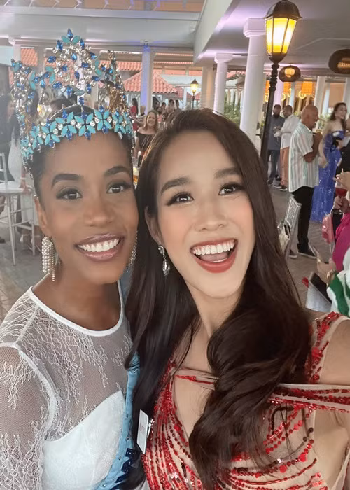 Đại diện Việt Nam Đỗ Thị Hà tự tin đọ sắc đương kim Hoa hậu Thế giới Toni-Ann Singh.