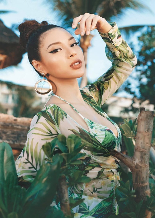 Năm 2016, Khả Trang đại diện Việt Nam tại cuộc thi Hoa hậu Siêu quốc gia. Ở sân chơi quốc tế này, cô lọt top 25 chung cuộc và giải phụ Quốc phục đẹp nhất.