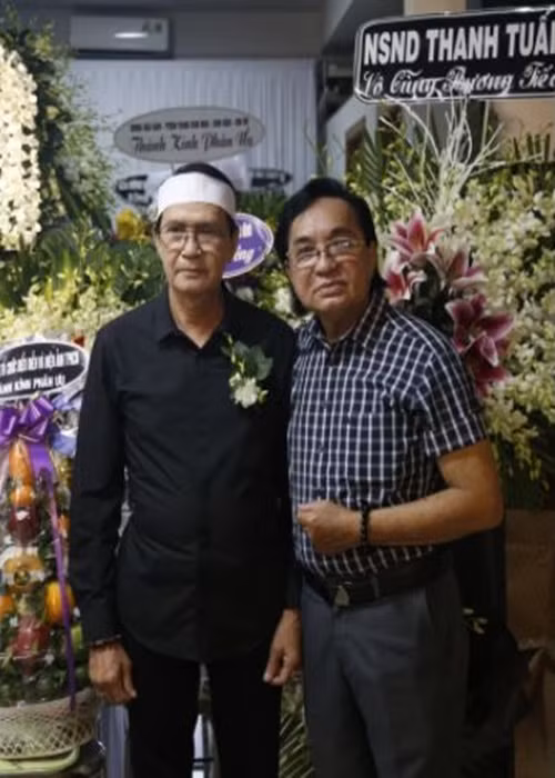 Thanh Tuấn chia buồn với gia đình nghệ sĩ Kim Huệ. Ảnh: Saostar