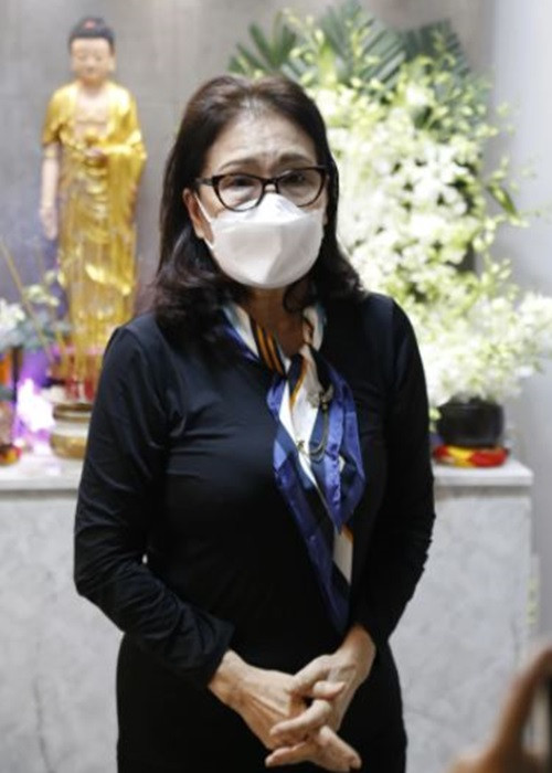 Nghệ sĩ Kim Xuân lặng người trong đám tang nghệ sĩ Kim Huệ. Ảnh: Saostar