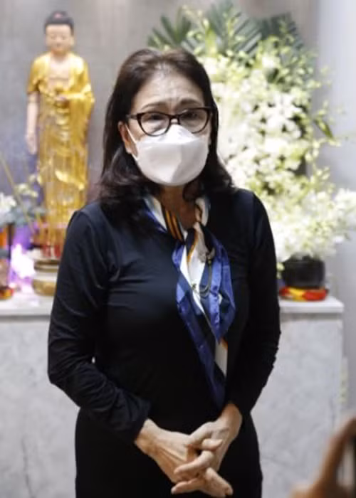 Nghệ sĩ Kim Xuân lặng người trong đám tang nghệ sĩ Kim Huệ. Ảnh: Saostar