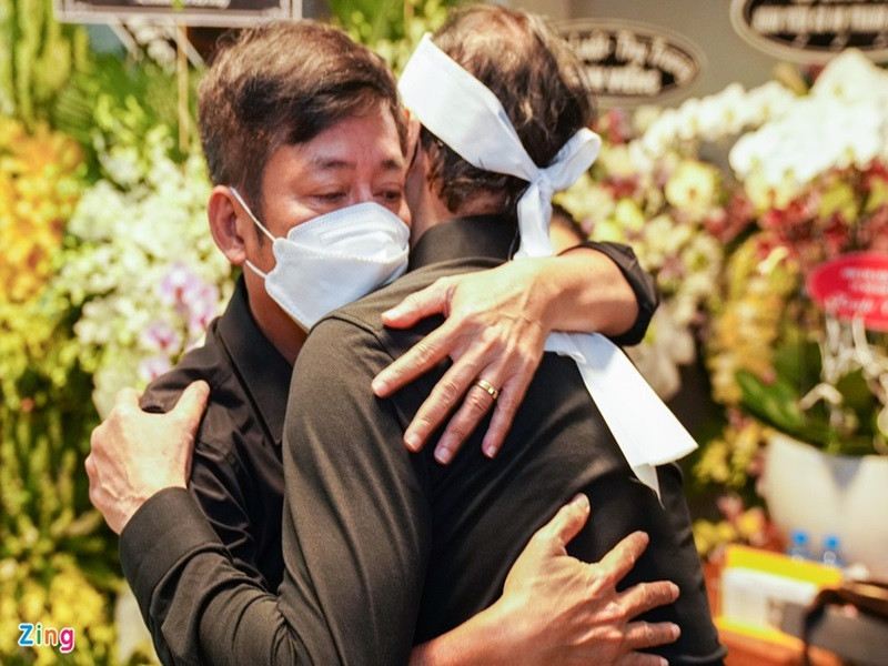Đến viếng nghệ sĩ Kim Huệ, Tấn Beo cũng ôm động viên nghệ sĩ Thanh Điền. Ảnh: Zing