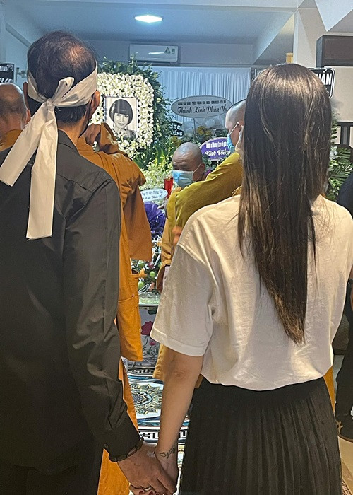 Ngoài ra, Trương Quỳnh Anh còn viết trên trang cá nhân: "Con ôm ba thật chặt, mong ba vững lòng và giữ sức khỏe. Tiễn biệt mẹ Huệ về với Phật, một đời rực rỡ thương yêu". Dưới bài đăng, nghệ sĩ Thanh Điền nghẹn ngào để lại bình luận: "Thương con lắm con gái ơi". Ảnh: FB Trương Quỳnh Anh