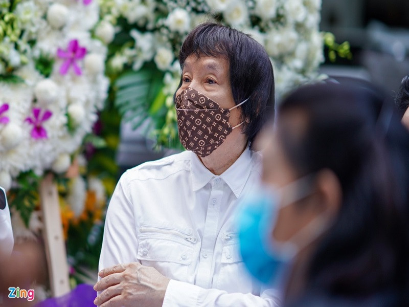 Nghệ sĩ Minh Vương đến viếng đồng nghiệp. Cả hai từng có nhiều cơ hội hợp tác. Ảnh: Zing