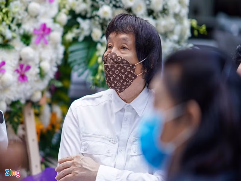 Nghệ sĩ Minh Vương đến viếng đồng nghiệp. Cả hai từng có nhiều cơ hội hợp tác. Ảnh: Zing