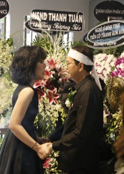 MC Trác Thúy Miêu cũng đến viếng nghệ sĩ Kim Huệ. Ảnh: Saostar