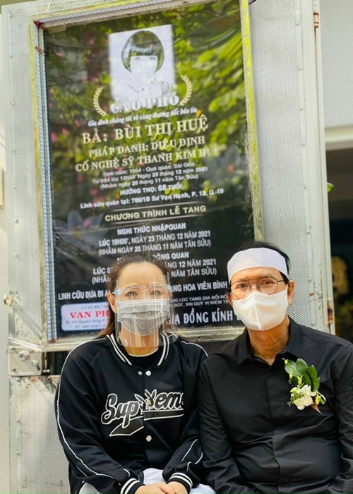 Diễn viên Hoài An đến nói lời từ biệt với nghệ sĩ Thanh Kim Huệ. Ảnh: Vietnamnet