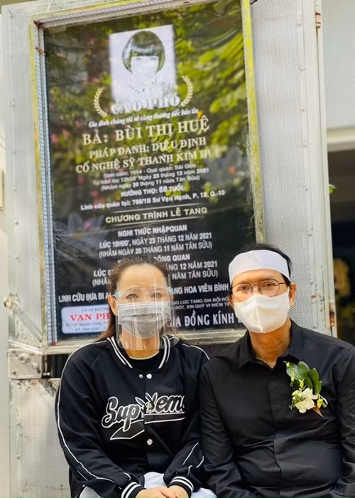 Diễn viên Hoài An đến nói lời từ biệt với nghệ sĩ Thanh Kim Huệ. Ảnh: Vietnamnet