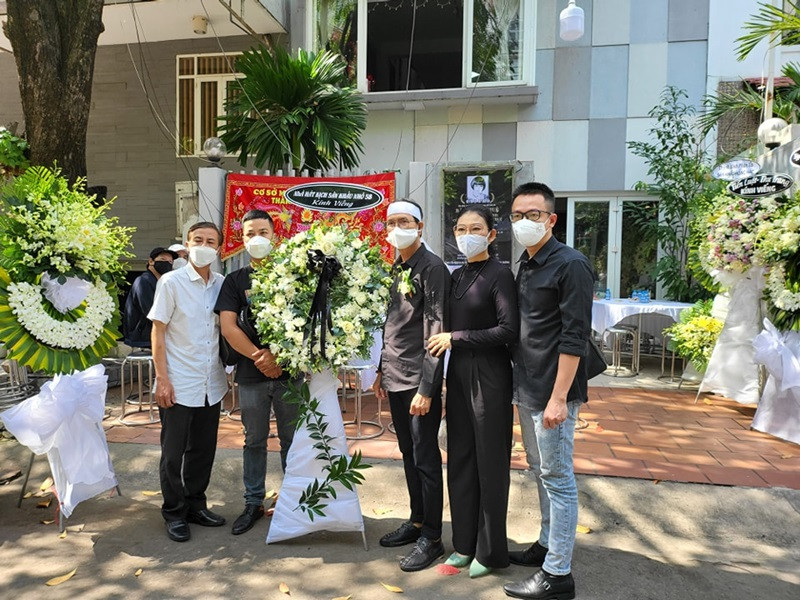 Trên trang cá nhân, nghệ sĩ Thanh Điền cho hay: "Thanh Điền xin cảm tạ tấm lòng của quý bạn thân hữu gần xa. Hiện tại nhà mình đang quá tải hoa và trái cây, mình thiết nghĩ như vậy sẽ rất tốn kém. Cảm ơn các bạn rất nhiều". Ảnh: FB Thanh Điền