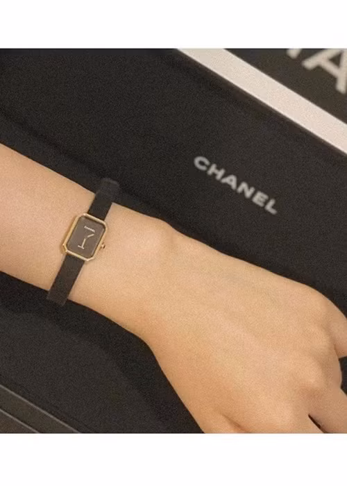 Không chỉ đi siêu xe, Hiền Hồ còn khoác lên mình trang phục, phụ kiện hàng hiệu. Cô từng bỏ ra 150 triệu đồng để sắm chiếc đồng hồ của Chanel. Ảnh: FBNV