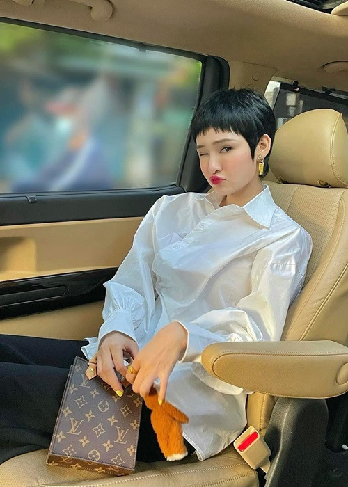 Nữ ca sĩ sinh năm 1997 có tiền bạc lẫn danh tiếng và được khán giả yêu thương. Ảnh: FBNV