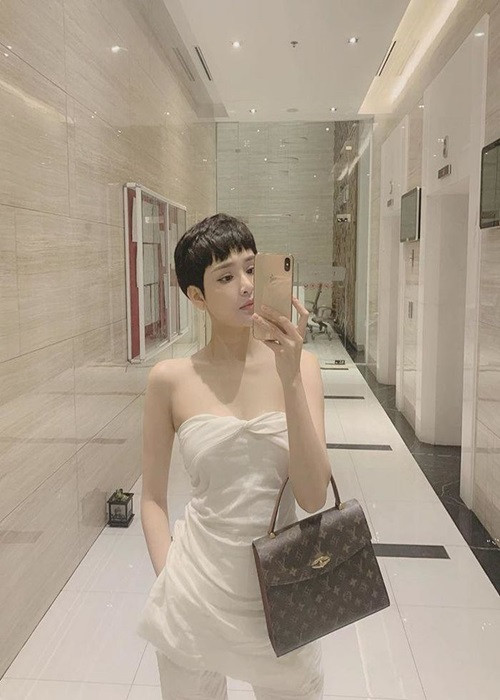 Cô có nhiều ca khúc ballad được yêu thích như: “Em ngày xưa khác rồi”, “Rồi người thương cũng hóa người dưng”, “Gặp nhưng không ở lại”. Ảnh: FBNV