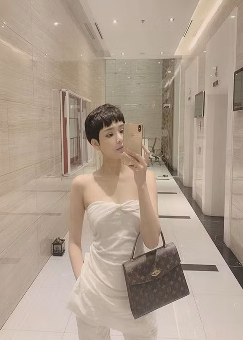 Cô có nhiều ca khúc ballad được yêu thích như: “Em ngày xưa khác rồi”, “Rồi người thương cũng hóa người dưng”, “Gặp nhưng không ở lại”. Ảnh: FBNV