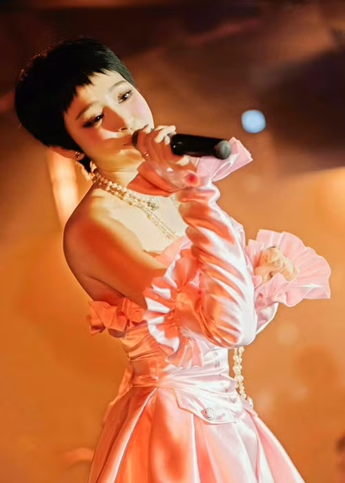 Trong cuộc phỏng vấn với Zing, Hiền Hồ tâm sự: “Tôi không hiểu được khái niệm của sự giàu có. Hiện tại, tôi có như không có. Sau một sản phẩm gần như là trắng tay”. Ảnh: FBNV