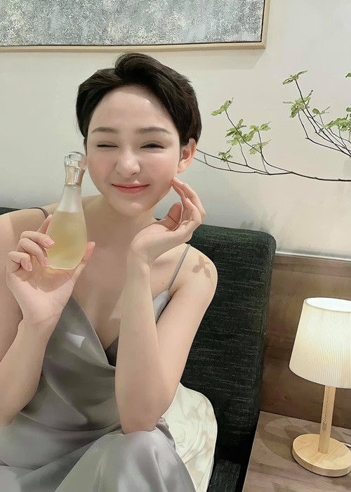 Nhiều người cho rằng Hiền Hồ kiếm tiền giỏi không kém Đức Phúc, Hương Tràm - hai giọng ca cũng vụt sáng từ cuộc thi The Voice. Ảnh: FBNV