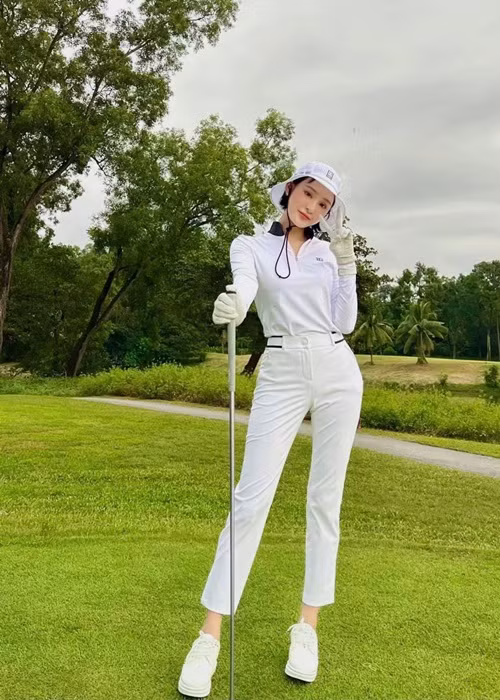 Nữ ca sĩ yêu thích bộ môn golf dành cho giới nhà giàu, có điều kiện. Ảnh: FBNV