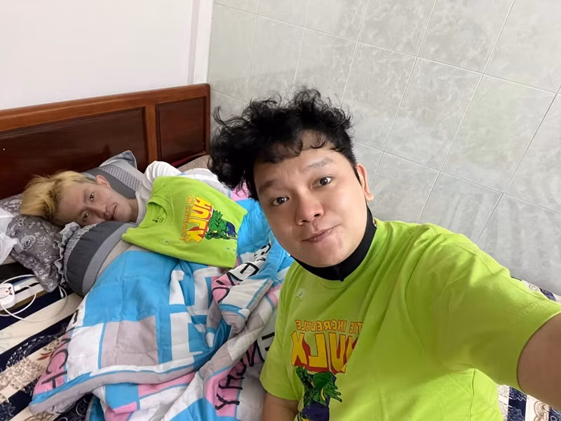 Trao đổi với Pháp luật và bạn đọc, Tú Trung cho biết: “Tôi vẫn tâm sự với Chí Thành mọi lúc để động viên tinh thần của em ấy vì đến lúc này chỉ có nghị lực của em ấy mới cứu được chính mình chứ không phải bất kì sự tác động nào". Ảnh: FB Trịnh Tú Trung